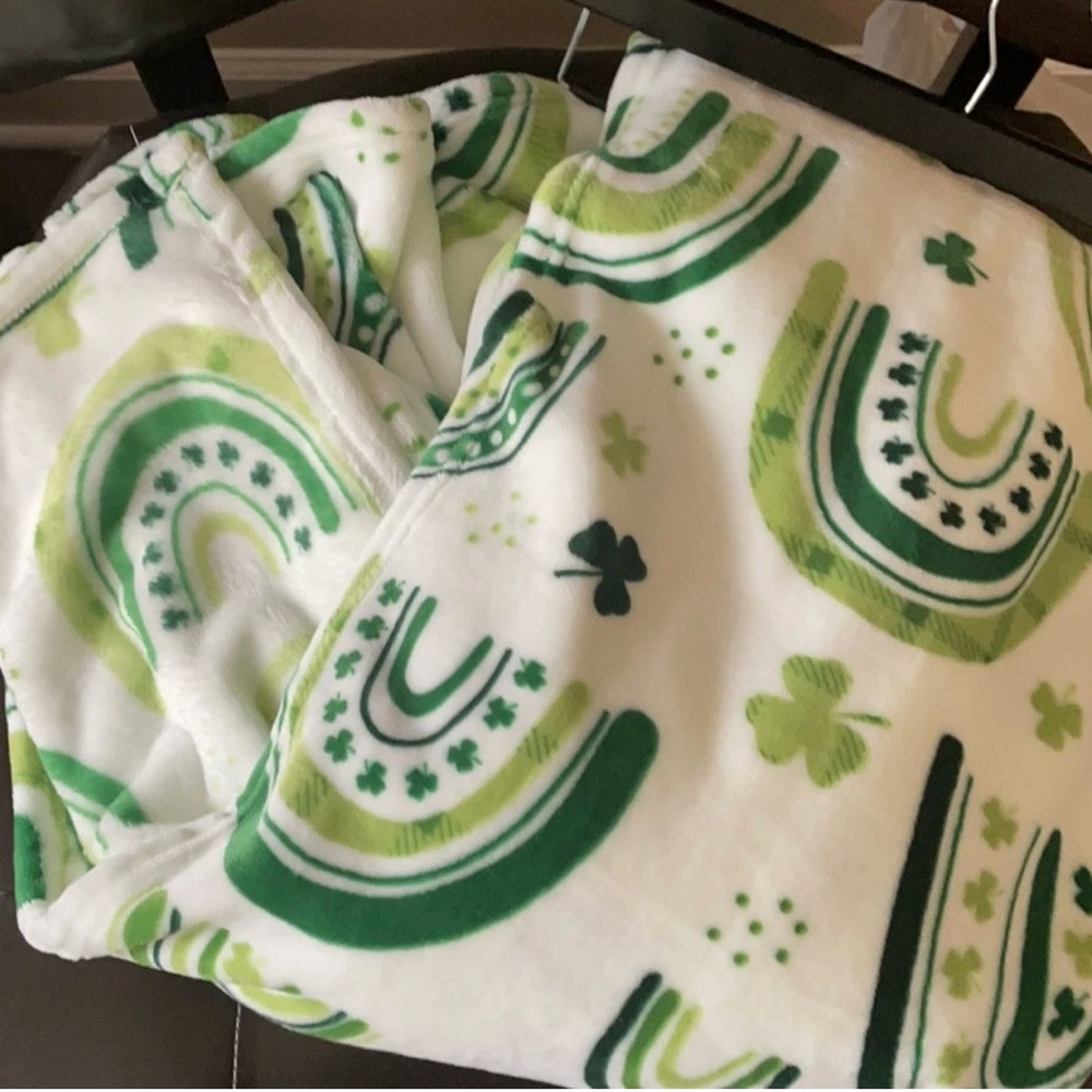 Max Studio Thro Blanket 60”x70” Irish st Patrick’s Day Clover Plush Rainbow - Picture 2 of 4